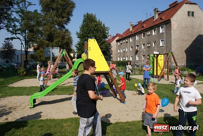 Zdjęcie w galerii na portalu naszraciborz.pl: Plac zabaw przy Pomnikowej oficjalnie otwarty!  wiadomości z regionu