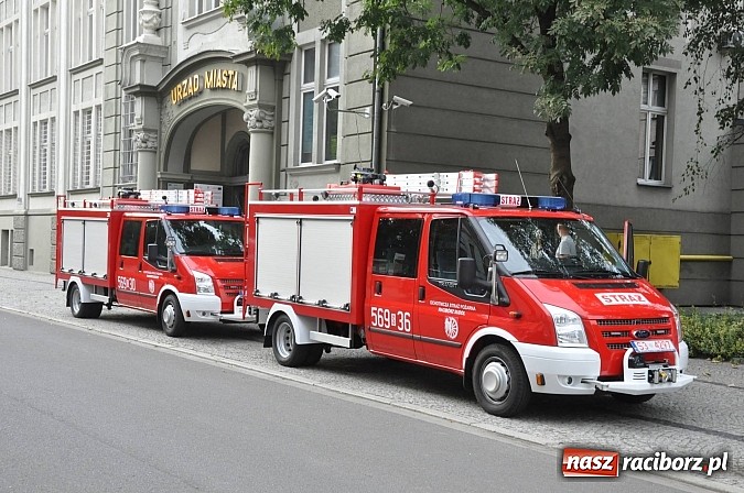 Zdjęcie w galerii na portalu naszraciborz.pl: Druhowie z Brzezia i Sudoła mają już nowe wozy. Dziś przyjechały z Częstochowy wiadomości z regionu