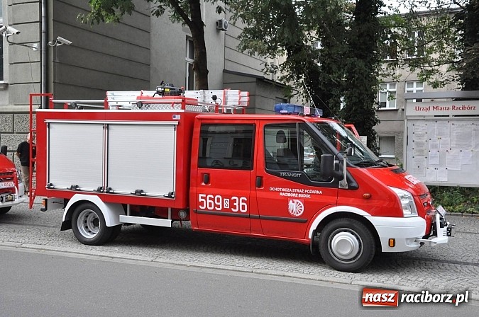 Zdjęcie w galerii na portalu naszraciborz.pl: Druhowie z Brzezia i Sudoła mają już nowe wozy. Dziś przyjechały z Częstochowy wiadomości z regionu