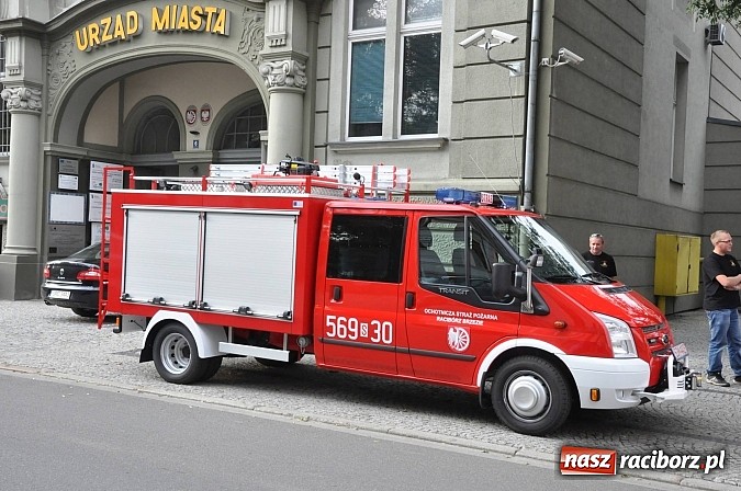 Zdjęcie w galerii na portalu naszraciborz.pl: Druhowie z Brzezia i Sudoła mają już nowe wozy. Dziś przyjechały z Częstochowy wiadomości z regionu