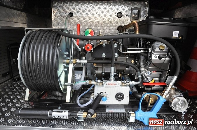 Zdjęcie w galerii na portalu naszraciborz.pl: Druhowie z Brzezia i Sudoła mają już nowe wozy. Dziś przyjechały z Częstochowy wiadomości z regionu