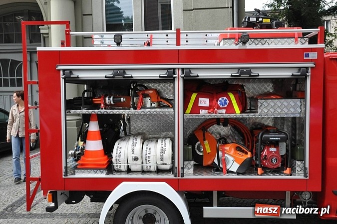 Zdjęcie w galerii na portalu naszraciborz.pl: Druhowie z Brzezia i Sudoła mają już nowe wozy. Dziś przyjechały z Częstochowy wiadomości z regionu