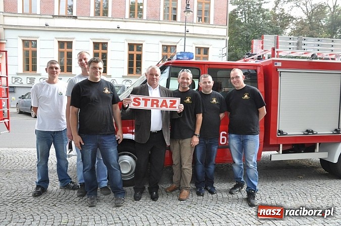 Zdjęcie w galerii na portalu naszraciborz.pl: Druhowie z Brzezia i Sudoła mają już nowe wozy. Dziś przyjechały z Częstochowy wiadomości z regionu