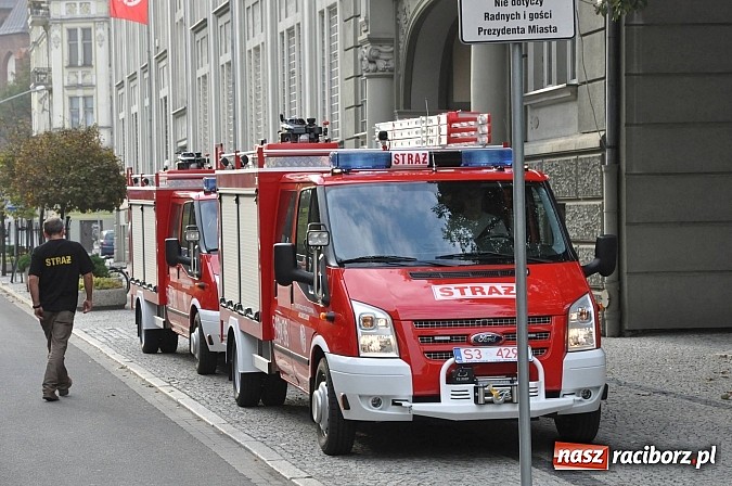 Zdjęcie w galerii na portalu naszraciborz.pl: Druhowie z Brzezia i Sudoła mają już nowe wozy. Dziś przyjechały z Częstochowy wiadomości z regionu