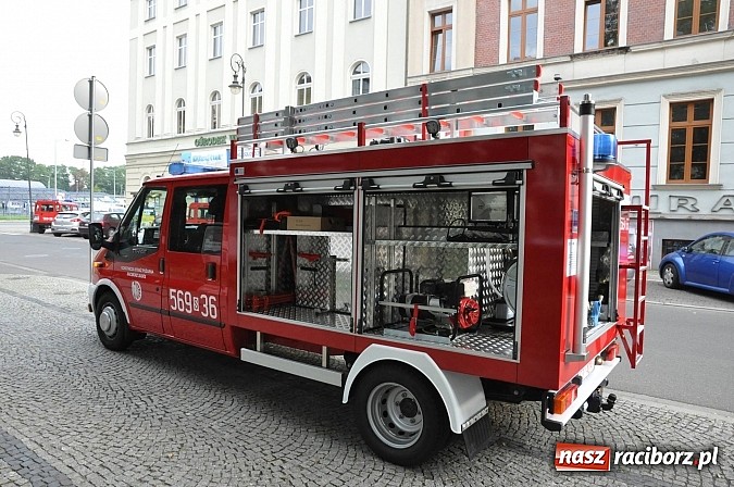 Zdjęcie w galerii na portalu naszraciborz.pl: Druhowie z Brzezia i Sudoła mają już nowe wozy. Dziś przyjechały z Częstochowy wiadomości z regionu