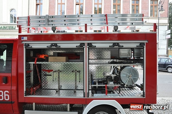 Zdjęcie w galerii na portalu naszraciborz.pl: Druhowie z Brzezia i Sudoła mają już nowe wozy. Dziś przyjechały z Częstochowy wiadomości z regionu