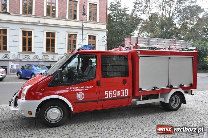 Zdjęcie w galerii na portalu naszraciborz.pl: Druhowie z Brzezia i Sudoła mają już nowe wozy. Dziś przyjechały z Częstochowy wiadomości z regionu