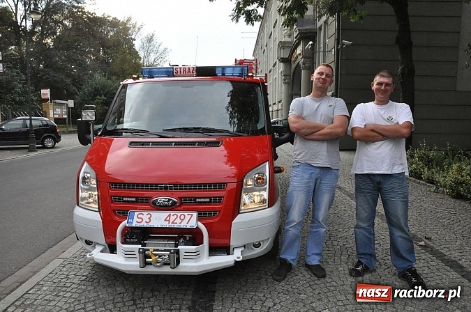 Zdjęcie w galerii na portalu naszraciborz.pl: Druhowie z Brzezia i Sudoła mają już nowe wozy. Dziś przyjechały z Częstochowy wiadomości z regionu