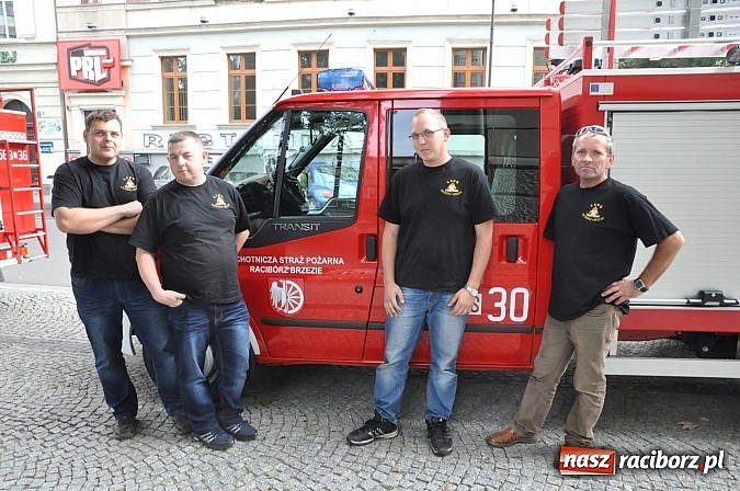 Zdjęcie w galerii na portalu naszraciborz.pl: Druhowie z Brzezia i Sudoła mają już nowe wozy. Dziś przyjechały z Częstochowy wiadomości z regionu