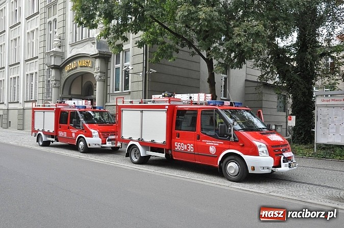Zdjęcie w galerii na portalu naszraciborz.pl: Druhowie z Brzezia i Sudoła mają już nowe wozy. Dziś przyjechały z Częstochowy wiadomości z regionu