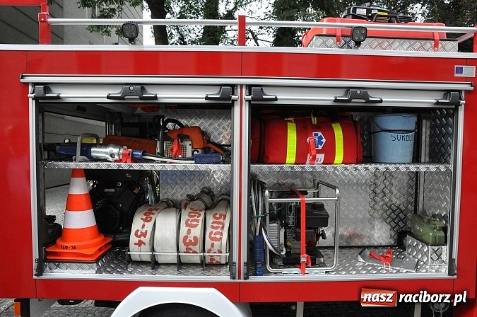 Zdjęcie w galerii na portalu naszraciborz.pl: Druhowie z Brzezia i Sudoła mają już nowe wozy. Dziś przyjechały z Częstochowy wiadomości z regionu