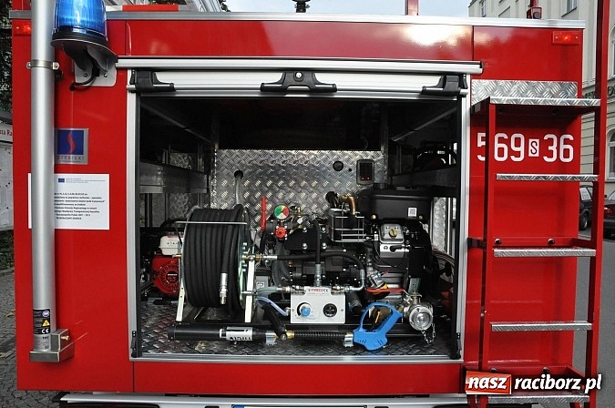 Zdjęcie w galerii na portalu naszraciborz.pl: Druhowie z Brzezia i Sudoła mają już nowe wozy. Dziś przyjechały z Częstochowy wiadomości z regionu