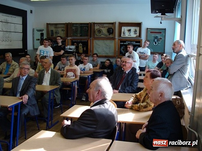 Zdjęcie w galerii na portalu naszraciborz.pl: Z wizytą w Mechaniku 50 lat po maturze... wiadomości z regionu