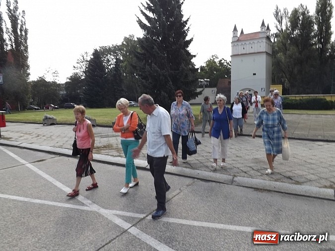 Zdjęcie w galerii na portalu naszraciborz.pl: Emeryci wybrali się na spacer po Raciborzu wiadomości z regionu