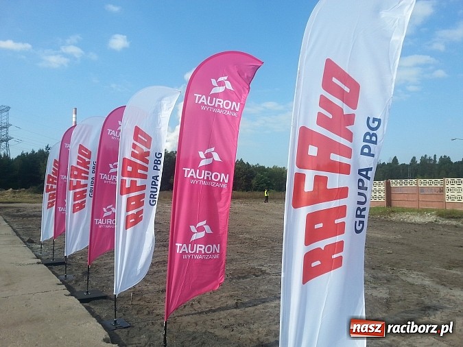 Zdjęcie w galerii na portalu naszraciborz.pl: Rafako buduje blok w Jaworznie. Dziś symbolicznie wbito pierwszą łopatę wiadomości z regionu