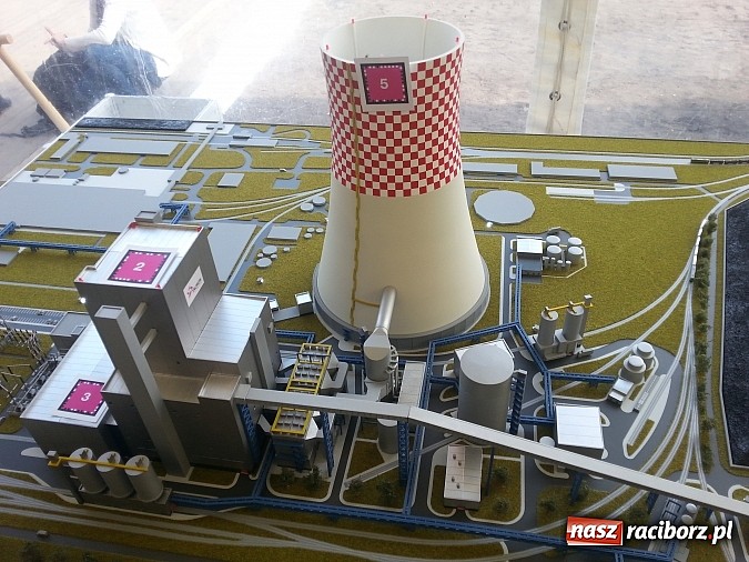 Zdjęcie w galerii na portalu naszraciborz.pl: Rafako buduje blok w Jaworznie. Dziś symbolicznie wbito pierwszą łopatę wiadomości z regionu