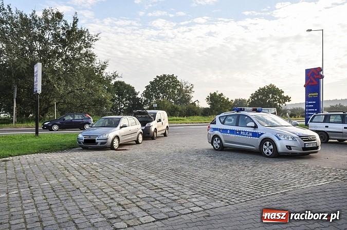 Zdjęcie w galerii na portalu naszraciborz.pl: Kolizja z radiowozem na Rybnickiej. Zderzenie fiata i megane na Szczęśliwej wiadomości z regionu
