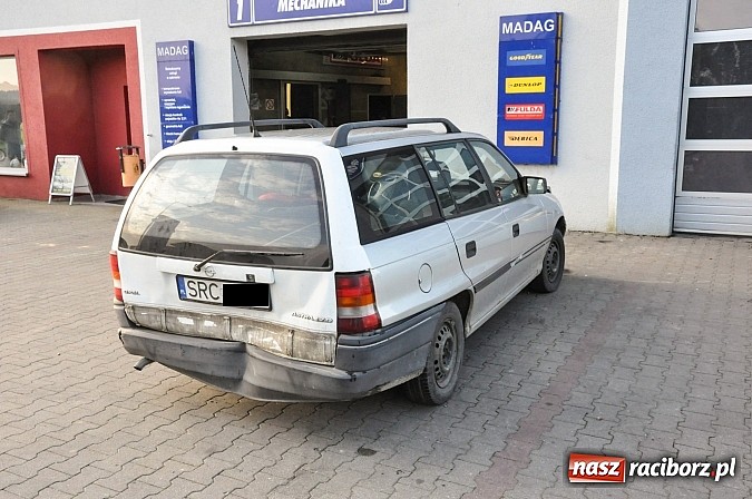Zdjęcie w galerii na portalu naszraciborz.pl: Kolizja z radiowozem na Rybnickiej. Zderzenie fiata i megane na Szczęśliwej wiadomości z regionu