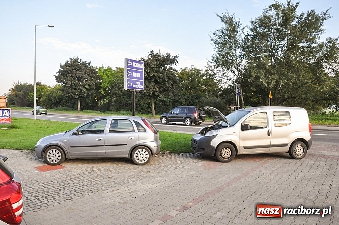 Zdjęcie w galerii na portalu naszraciborz.pl: Kolizja z radiowozem na Rybnickiej. Zderzenie fiata i megane na Szczęśliwej wiadomości z regionu