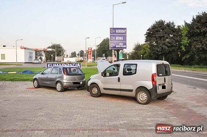 Zdjęcie w galerii na portalu naszraciborz.pl: Kolizja z radiowozem na Rybnickiej. Zderzenie fiata i megane na Szczęśliwej wiadomości z regionu