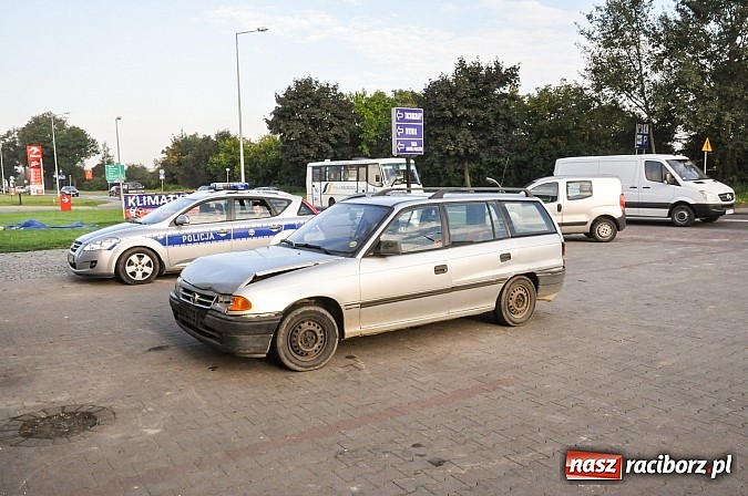 Zdjęcie w galerii na portalu naszraciborz.pl: Kolizja z radiowozem na Rybnickiej. Zderzenie fiata i megane na Szczęśliwej wiadomości z regionu