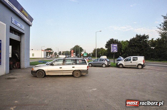 Zdjęcie w galerii na portalu naszraciborz.pl: Kolizja z radiowozem na Rybnickiej. Zderzenie fiata i megane na Szczęśliwej wiadomości z regionu