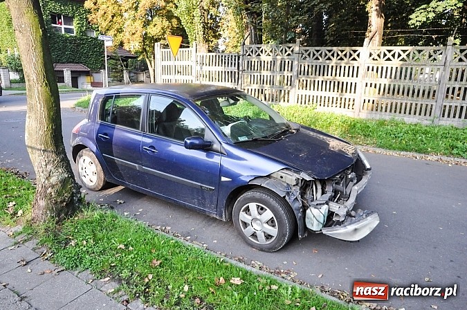 Zdjęcie w galerii na portalu naszraciborz.pl: Kolizja z radiowozem na Rybnickiej. Zderzenie fiata i megane na Szczęśliwej wiadomości z regionu