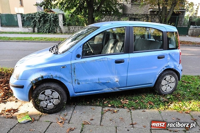 Zdjęcie w galerii na portalu naszraciborz.pl: Kolizja z radiowozem na Rybnickiej. Zderzenie fiata i megane na Szczęśliwej wiadomości z regionu