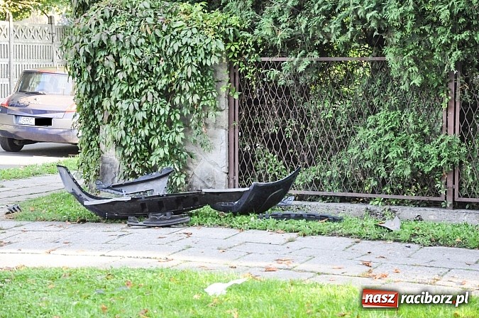 Zdjęcie w galerii na portalu naszraciborz.pl: Kolizja z radiowozem na Rybnickiej. Zderzenie fiata i megane na Szczęśliwej wiadomości z regionu