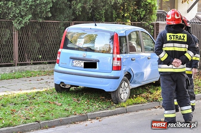 Zdjęcie w galerii na portalu naszraciborz.pl: Kolizja z radiowozem na Rybnickiej. Zderzenie fiata i megane na Szczęśliwej wiadomości z regionu