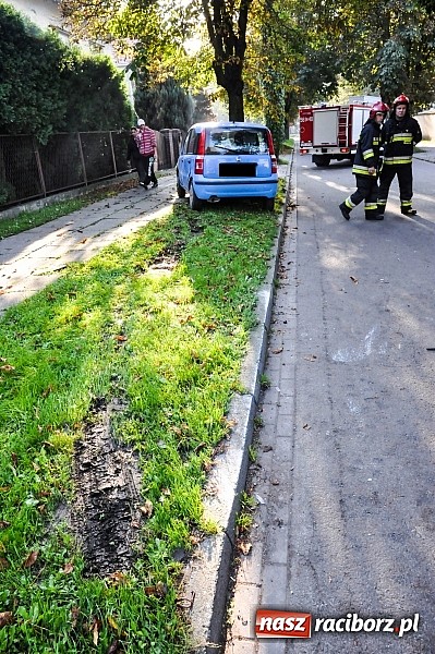 Zdjęcie w galerii na portalu naszraciborz.pl: Kolizja z radiowozem na Rybnickiej. Zderzenie fiata i megane na Szczęśliwej wiadomości z regionu