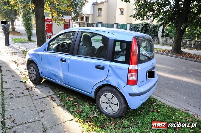 Zdjęcie w galerii na portalu naszraciborz.pl: Kolizja z radiowozem na Rybnickiej. Zderzenie fiata i megane na Szczęśliwej wiadomości z regionu
