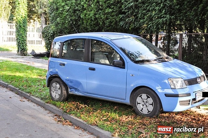 Zdjęcie w galerii na portalu naszraciborz.pl: Kolizja z radiowozem na Rybnickiej. Zderzenie fiata i megane na Szczęśliwej wiadomości z regionu