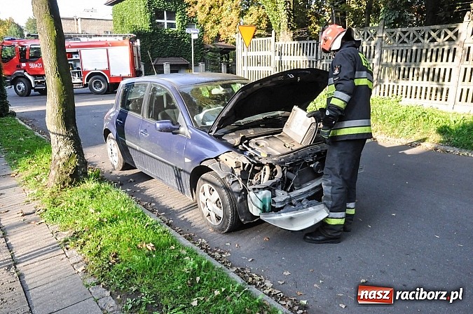 Zdjęcie w galerii na portalu naszraciborz.pl: Kolizja z radiowozem na Rybnickiej. Zderzenie fiata i megane na Szczęśliwej wiadomości z regionu