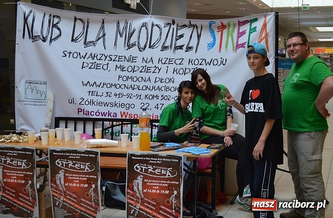 Zdjęcie w galerii na portalu naszraciborz.pl: Strefa zaprezentowała się w Auchan wiadomości z regionu