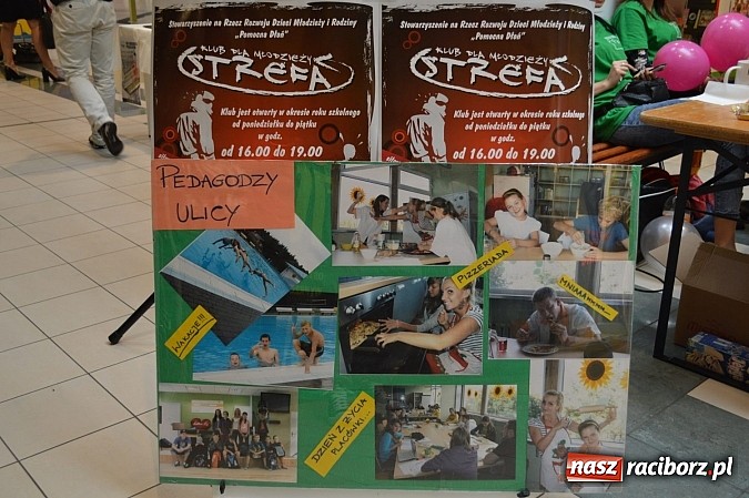 Zdjęcie w galerii na portalu naszraciborz.pl: Strefa zaprezentowała się w Auchan wiadomości z regionu