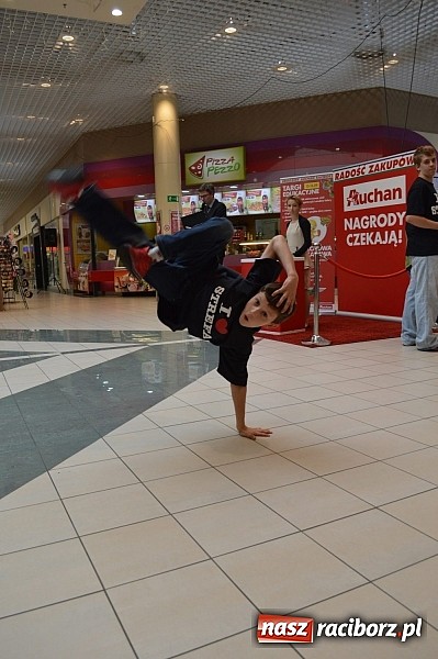 Zdjęcie w galerii na portalu naszraciborz.pl: Strefa zaprezentowała się w Auchan wiadomości z regionu
