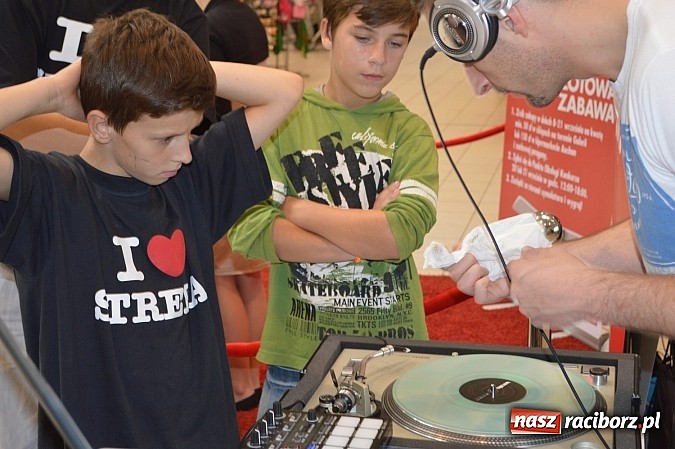 Zdjęcie w galerii na portalu naszraciborz.pl: Strefa zaprezentowała się w Auchan wiadomości z regionu