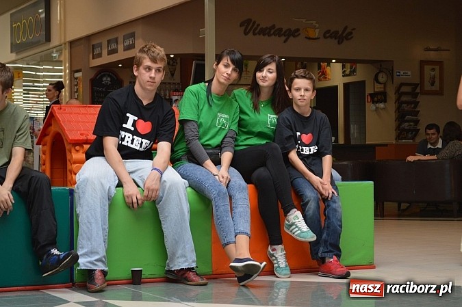 Zdjęcie w galerii na portalu naszraciborz.pl: Strefa zaprezentowała się w Auchan wiadomości z regionu