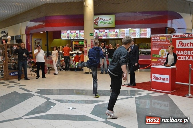 Zdjęcie w galerii na portalu naszraciborz.pl: Strefa zaprezentowała się w Auchan wiadomości z regionu