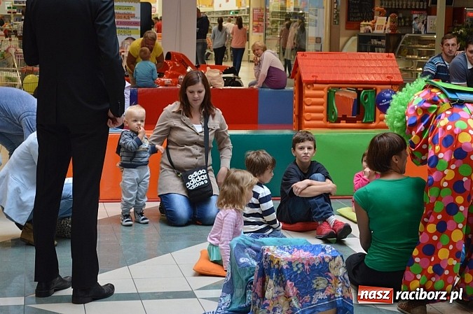 Zdjęcie w galerii na portalu naszraciborz.pl: Strefa zaprezentowała się w Auchan wiadomości z regionu