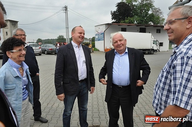 Zdjęcie w galerii na portalu naszraciborz.pl: Szef komisji rolnictwa Europarlamentu odwiedził pietrowickich rolników wiadomości z regionu