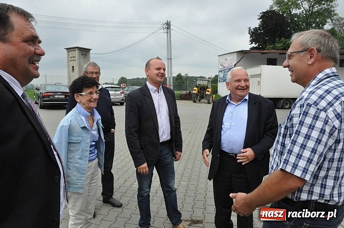 Zdjęcie w galerii na portalu naszraciborz.pl: Szef komisji rolnictwa Europarlamentu odwiedził pietrowickich rolników wiadomości z regionu