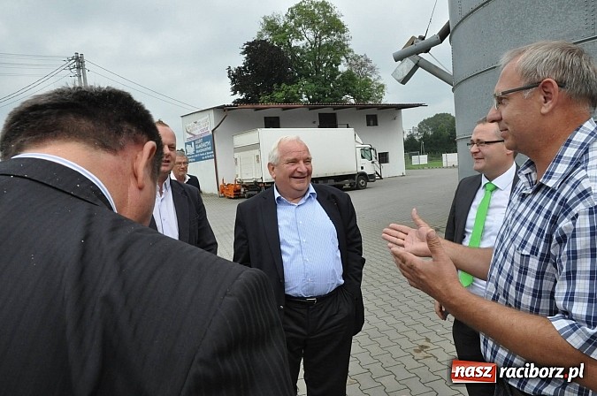 Zdjęcie w galerii na portalu naszraciborz.pl: Szef komisji rolnictwa Europarlamentu odwiedził pietrowickich rolników wiadomości z regionu