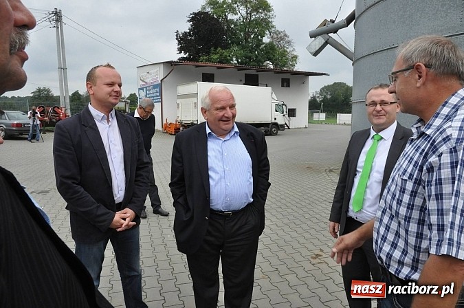 Zdjęcie w galerii na portalu naszraciborz.pl: Szef komisji rolnictwa Europarlamentu odwiedził pietrowickich rolników wiadomości z regionu