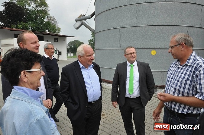 Zdjęcie w galerii na portalu naszraciborz.pl: Szef komisji rolnictwa Europarlamentu odwiedził pietrowickich rolników wiadomości z regionu