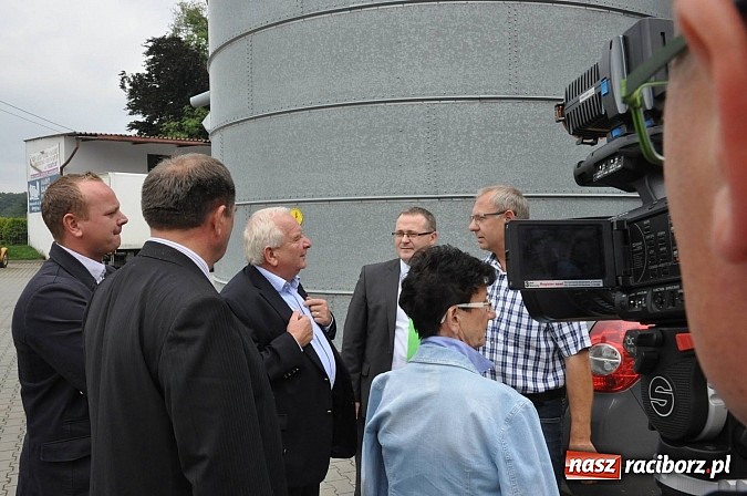 Zdjęcie w galerii na portalu naszraciborz.pl: Szef komisji rolnictwa Europarlamentu odwiedził pietrowickich rolników wiadomości z regionu
