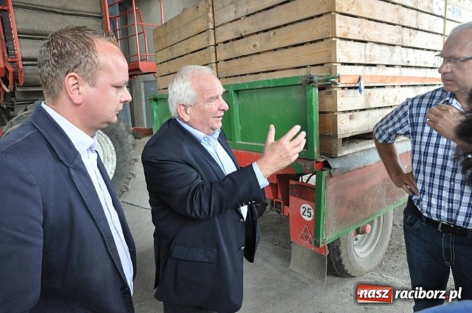 Zdjęcie w galerii na portalu naszraciborz.pl: Szef komisji rolnictwa Europarlamentu odwiedził pietrowickich rolników wiadomości z regionu