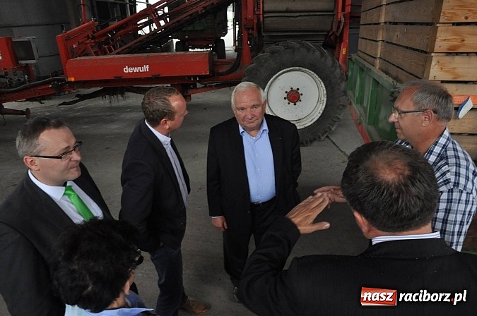 Zdjęcie w galerii na portalu naszraciborz.pl: Szef komisji rolnictwa Europarlamentu odwiedził pietrowickich rolników wiadomości z regionu