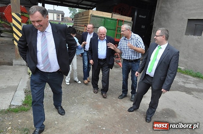 Zdjęcie w galerii na portalu naszraciborz.pl: Szef komisji rolnictwa Europarlamentu odwiedził pietrowickich rolników wiadomości z regionu